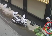 Đã bắt được người phụ nữ ăn mặc lịch sự, đi xe sang trộm túi tiền của bà cụ bán rau vỉa hè