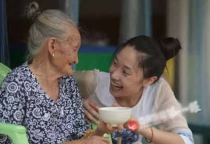 tuyển 1 nữ ở với bà 