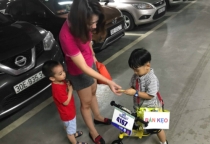 Cậu bé 4 tuổi kiếm tiền trong hầm chung cư Hà Nội 