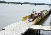 Cận cảnh con đường gỗ lim hàng chục tỷ bên sông Hương