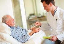 CHĂM SÓC NGƯỜI GIÀ NUÔI NGƯỜI BỆNH TẠI PHƯỜNG 12 QUẬN 8