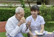 CHĂM SÓC NGƯỜI GIÀ NUÔI NGƯỜI BỆNH TẠI PHƯỜNG 12 QUẬN TÂN BÌNH