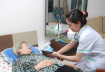 CHĂM SÓC NGƯỜI GIÀ NUÔI NGƯỜI BỆNH TẠI PHƯỜNG 7 QUẬN 11