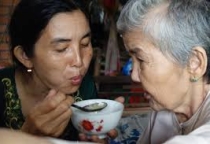 CHĂM SÓC NGƯỜI GIÀ NUÔI NGƯỜI BỆNH TẠI PHƯỜNG 9 QUẬN TÂN BÌNH