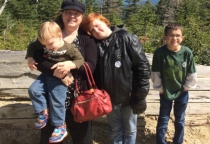 Phía sau cuộc sống của cặp vợ lương khủng, chồng ở nhà chăm con