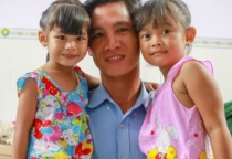 Hai năm được trả về, cặp bé gái bị trao nhầm vẫn không nhận mẹ đẻ