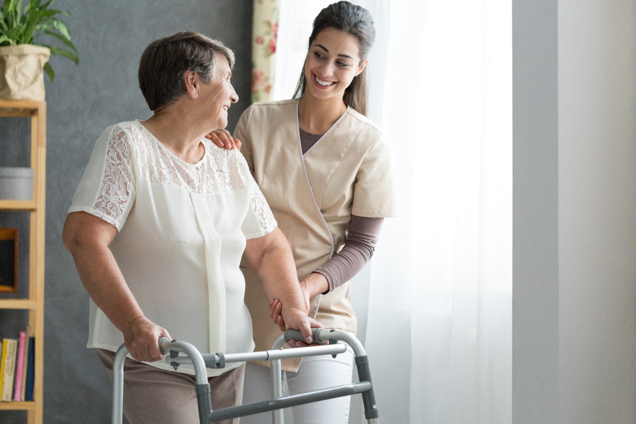 Người giúp việc chăm sóc người già tại Bình Tiên