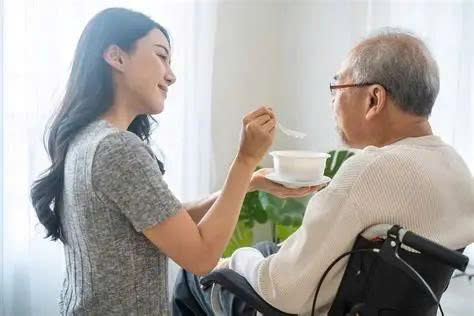 người giúp việc hỗ trợ chăm người già phường Hạnh Thông 