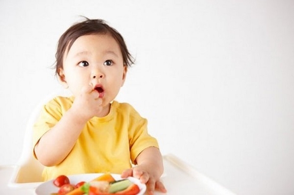 Hình ảnh về Bảo mẫu đang chơi đùa cùng em bé trong một phòng khách sáng sủa