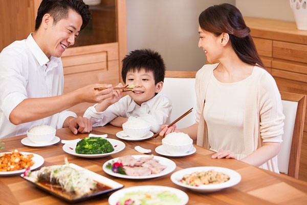 Gia đình hạnh phúc bên bữa cơm