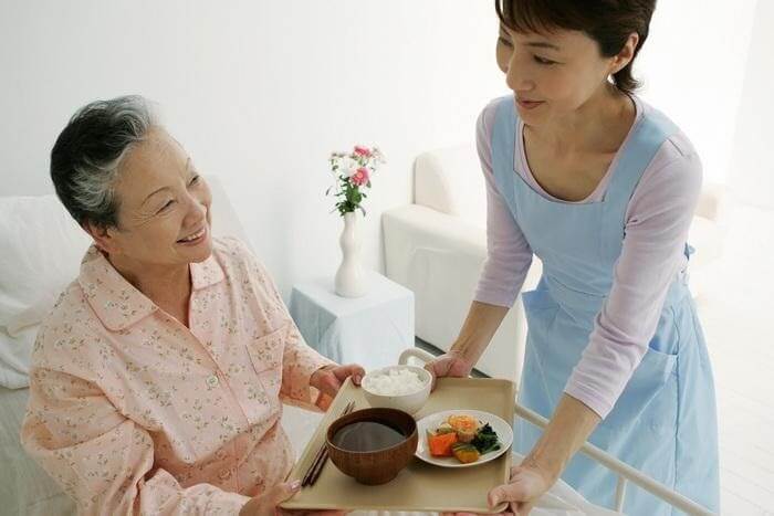 giúp việc chăm người già