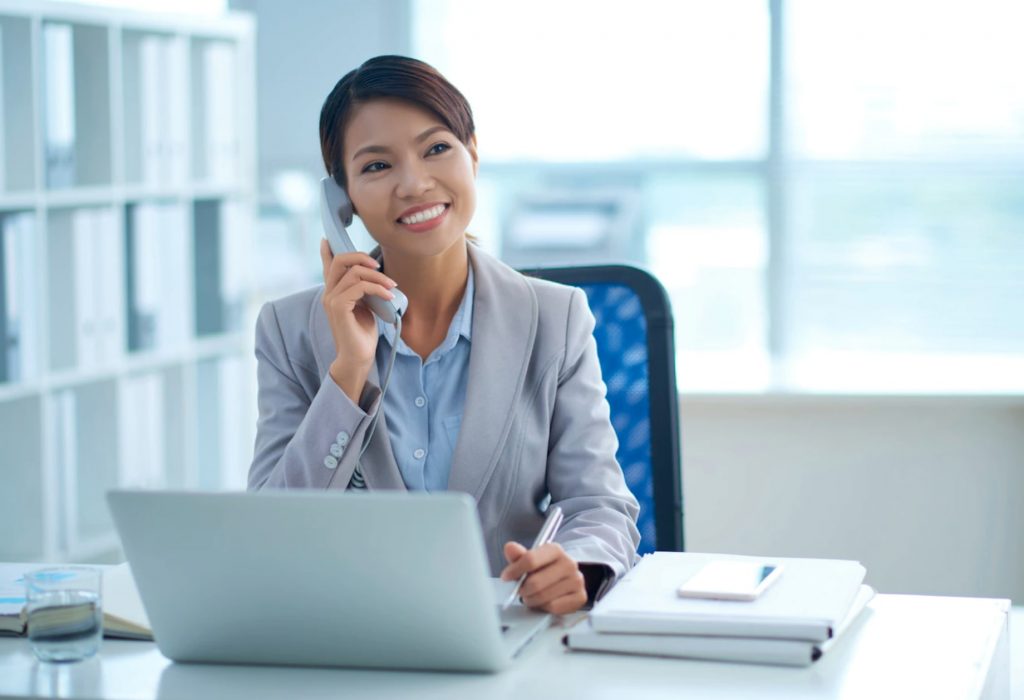 Ảnh nhân viên Tân Bình đang tư vấn cho khách hàng tại văn phòng, không khí chuyên nghiệp, thân thiện